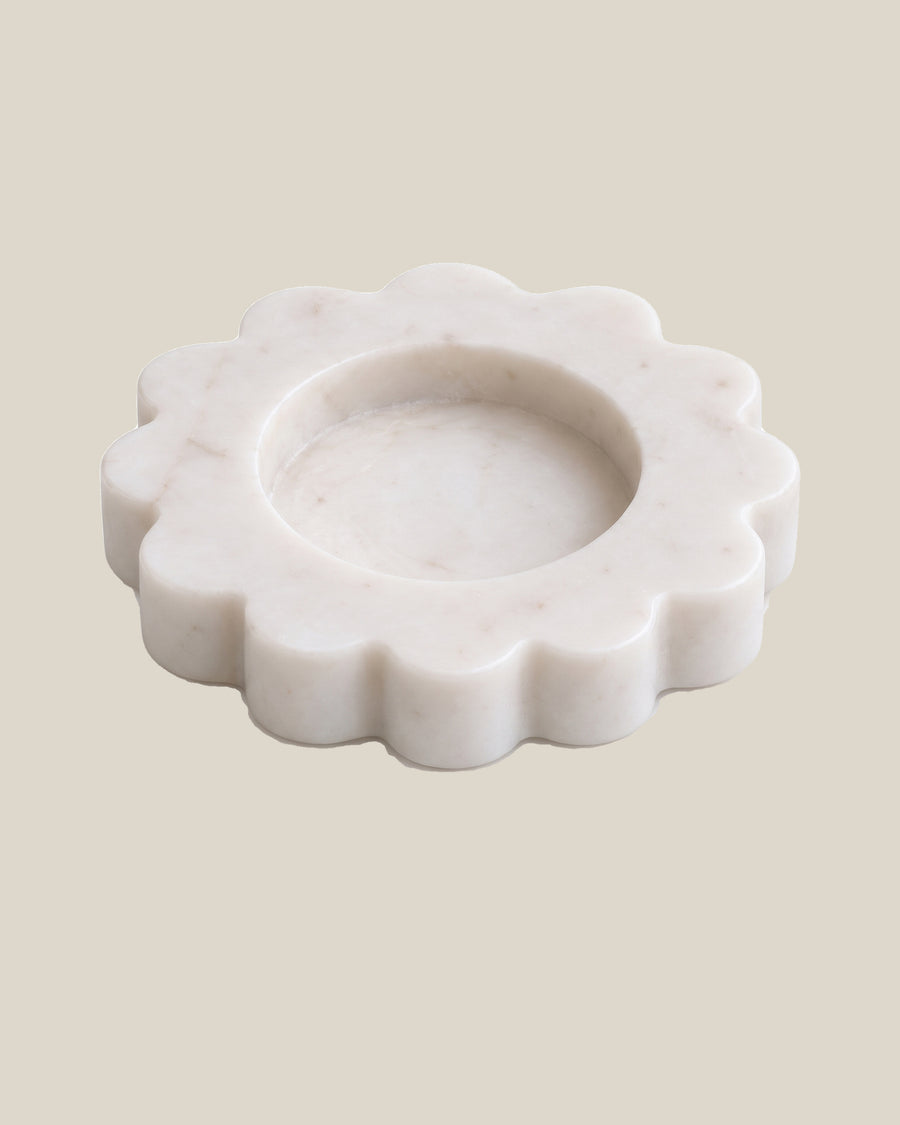 ATOMS Mini Sun Tray in White Thassos, three-quarter view on BONE background; 12.5 cm diameter and 2 cm thick.